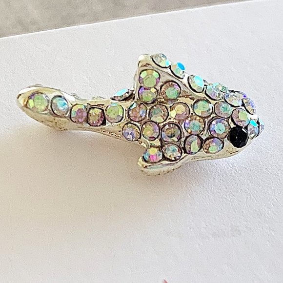 Shark & Pearl Clam Shell Asymmetrical Rhinestone Stud Earrings - Picture 4 of 8